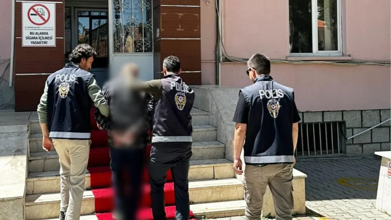 Burdur'da bir kadını bıçakla yaralayarak kaçan zanlı yakalanarak tutuklandı