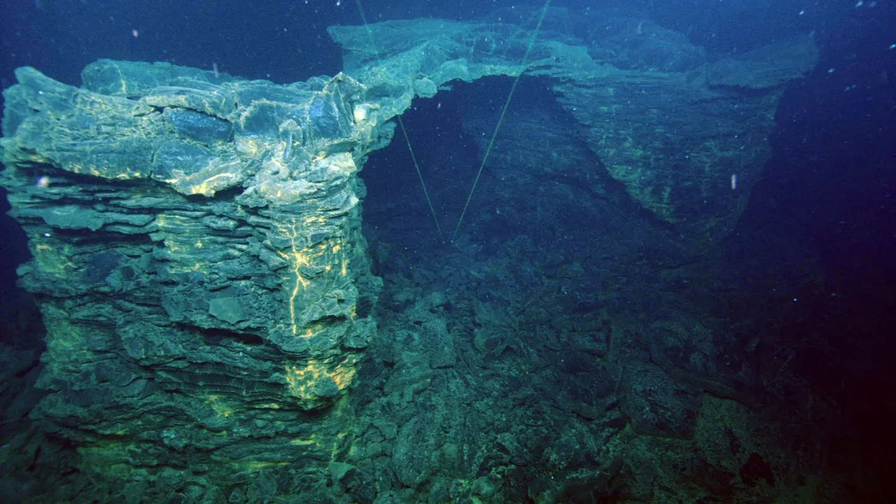 Denizin dibinde patlamaya hazır bir bomba! Burada her gün yüzlerce deprem oluyor