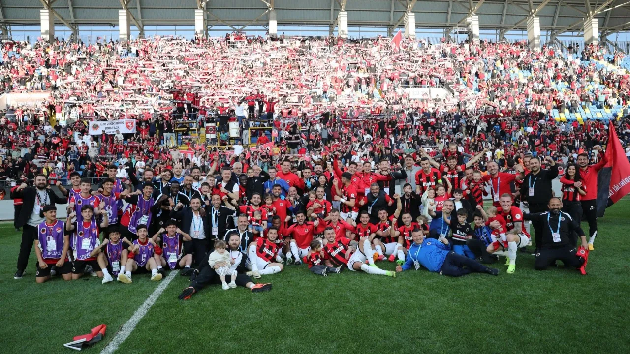 Gençlerbirliği taraftarları, Beştepe İlhan Cavcav Tesisleri'nde kutlama yapmak için bir araya geldi