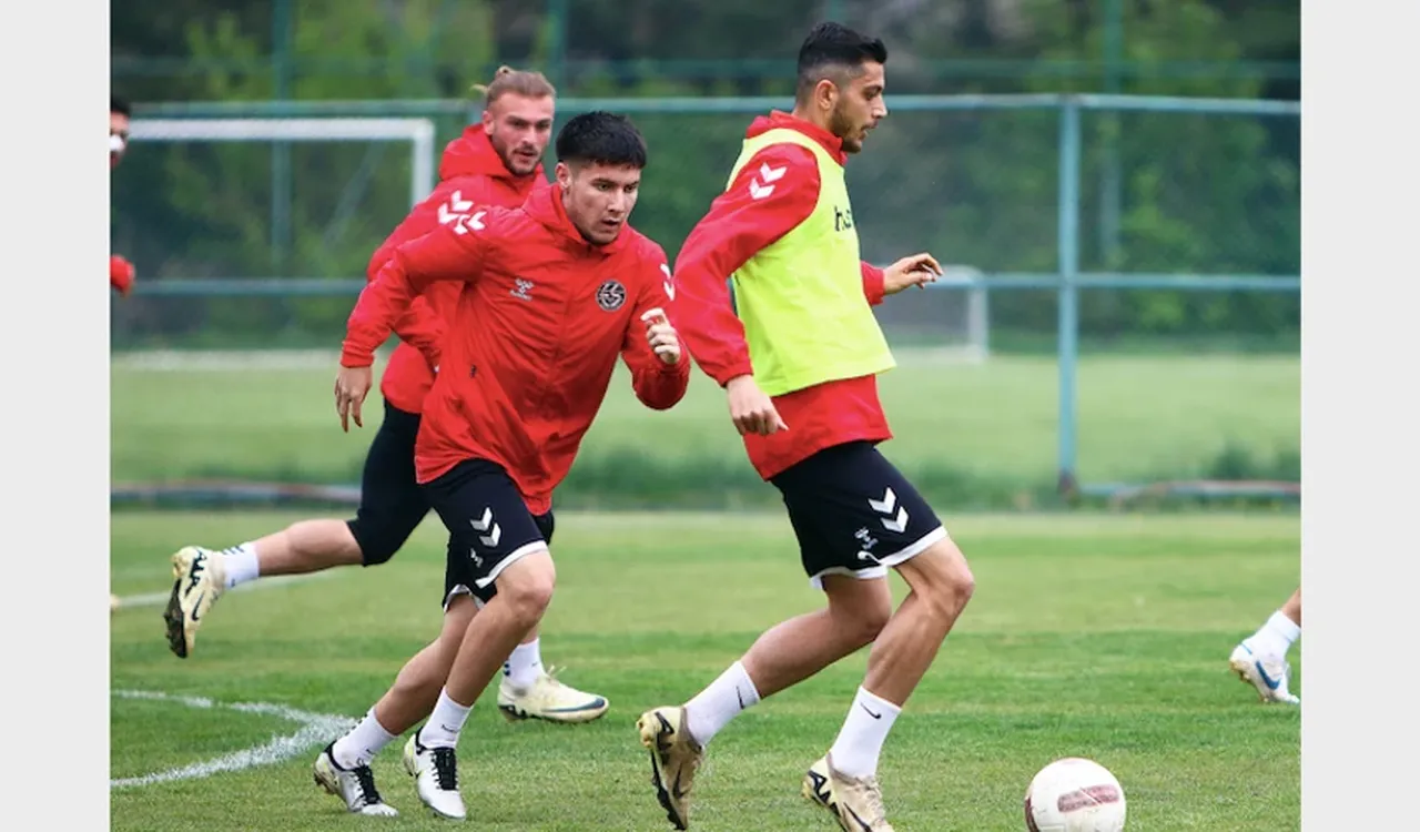 Gençlerbirliği taraftarları, Beştepe İlhan Cavcav Tesisleri'nde kutlama yapmak için bir araya geldi