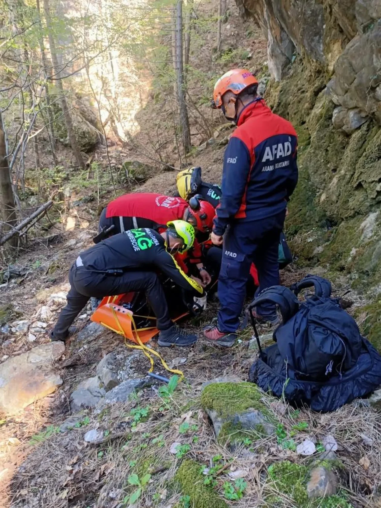 Kayıp dağcının cansız bedeni zirvede bulundu! Cesedi helikopter desteğiyle alınabildi