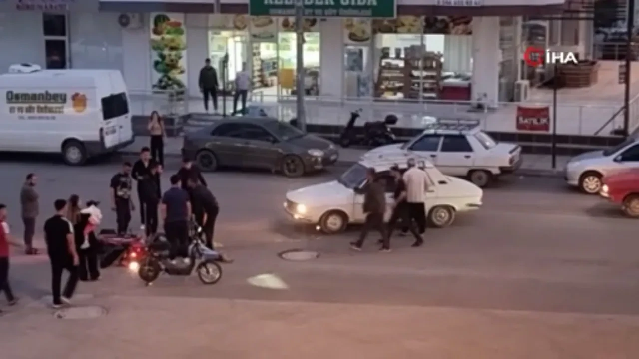 Kaza sonrası ilginç görüntüler! Yaralı sürücüyü yürüterek kaldırıma bıraktılar 