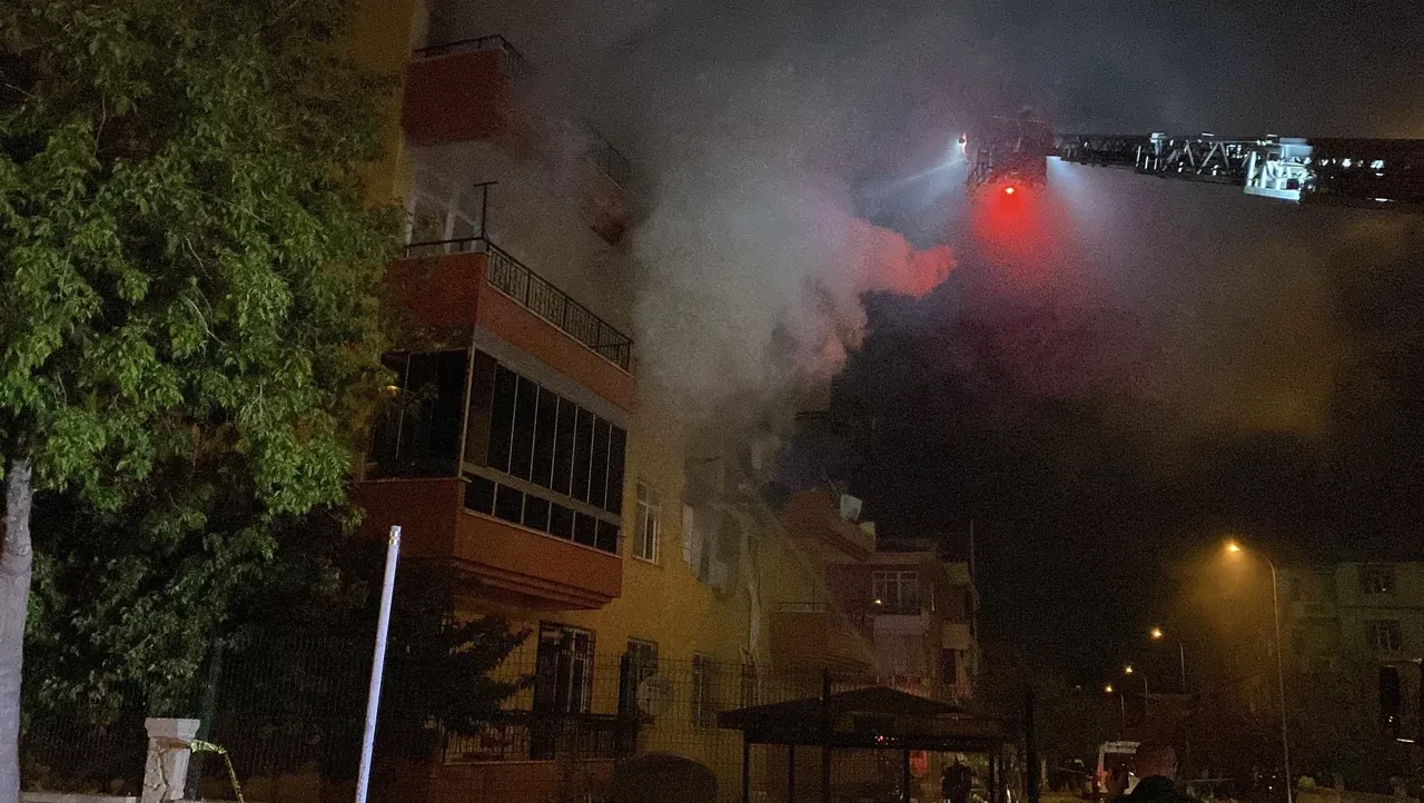 Konya'da doğal gaz patlaması! Binada yangın çıktı, ekipler sevk edildi: Yaralılar var