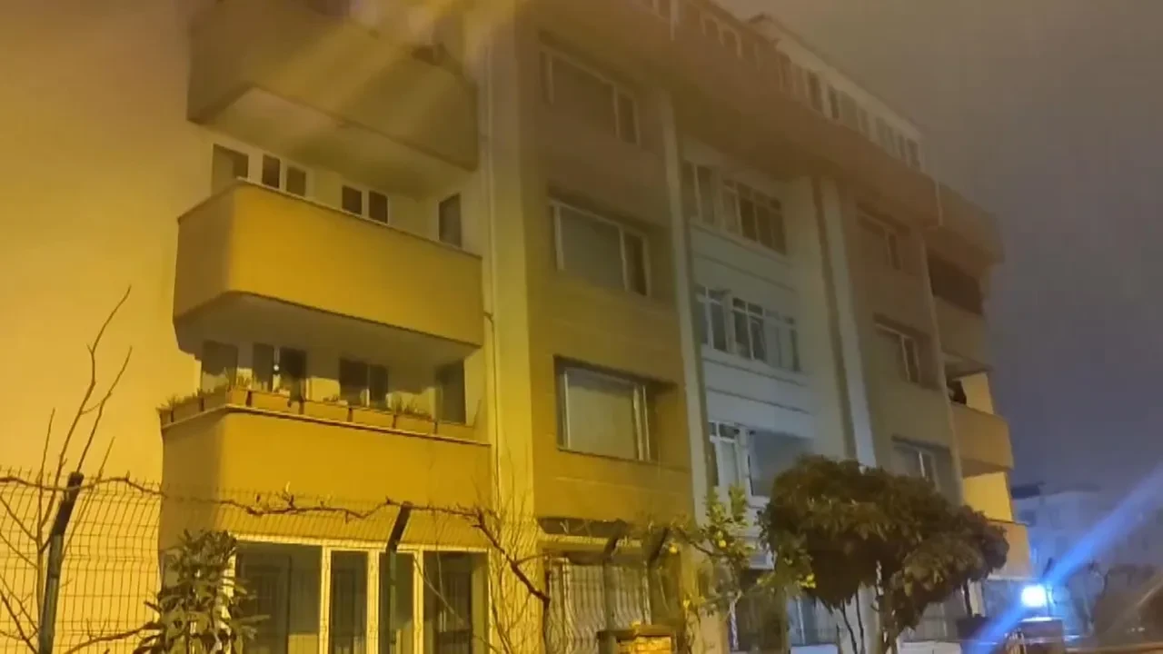 Küçükçekmece'de 4 katlı bina tahliye edildi! Deprem sonrası kolonlar riskte