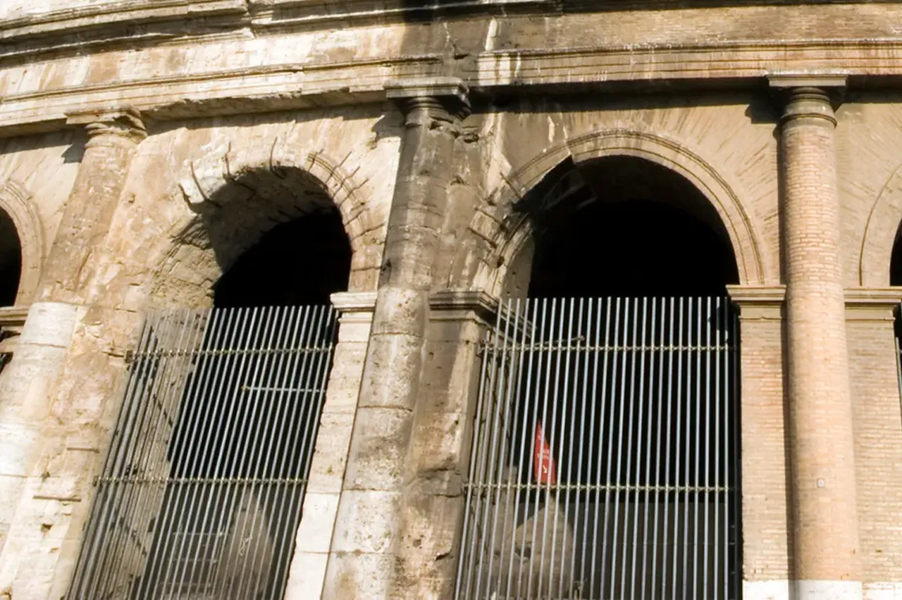 Kuralı çiğnedi, Kolezyum'un korkuluklarına saplandı! Dakikalarca çığlık çığlığa asılı kaldı