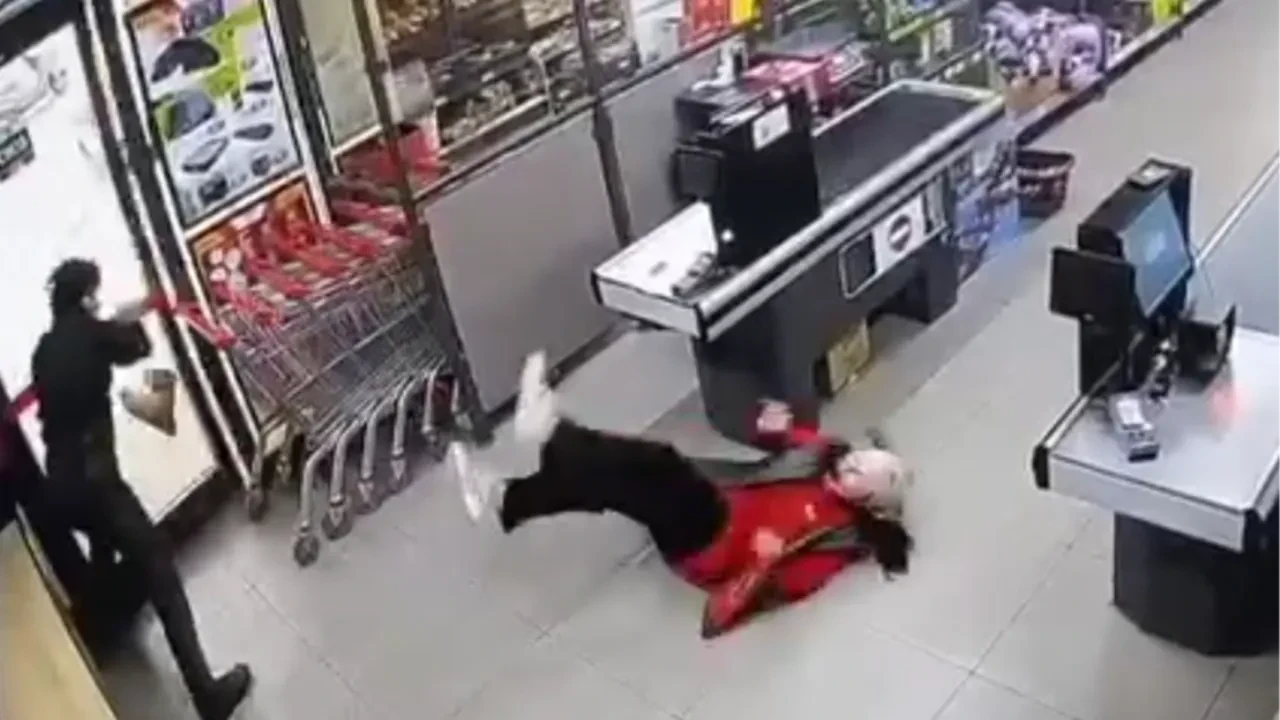 Markette dehşet anları! Kadın kasiyere yumruk atıp yere serdi 