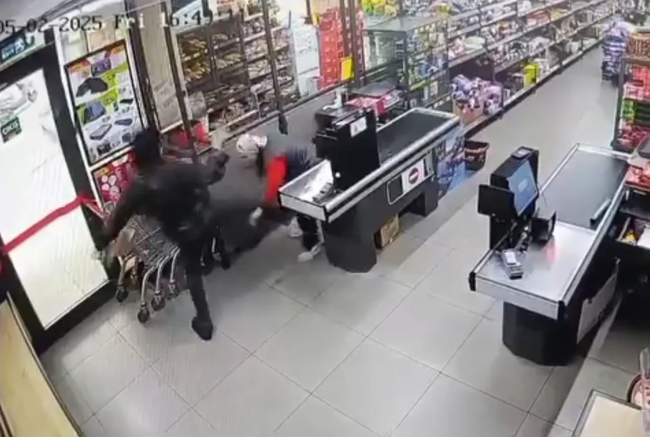 Markette dehşet anları! Kadın kasiyere yumruk atıp yere serdi