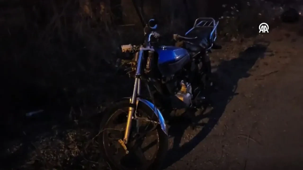 Polisin dur ihtarına uyanmayan motosikletteki 2 kişi kaza yaparak yaralandı