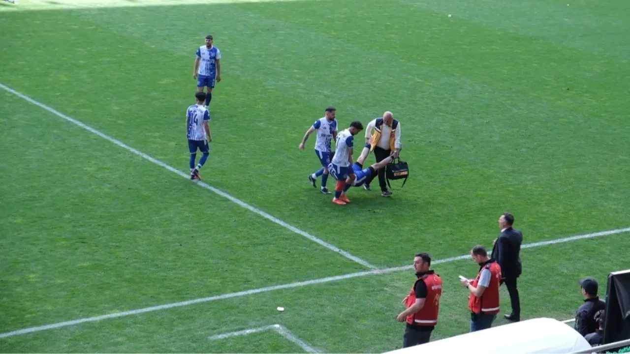Sakatlanan futbolcuya ilginç müdahale! Karga tulumba saha kenarına taşındı