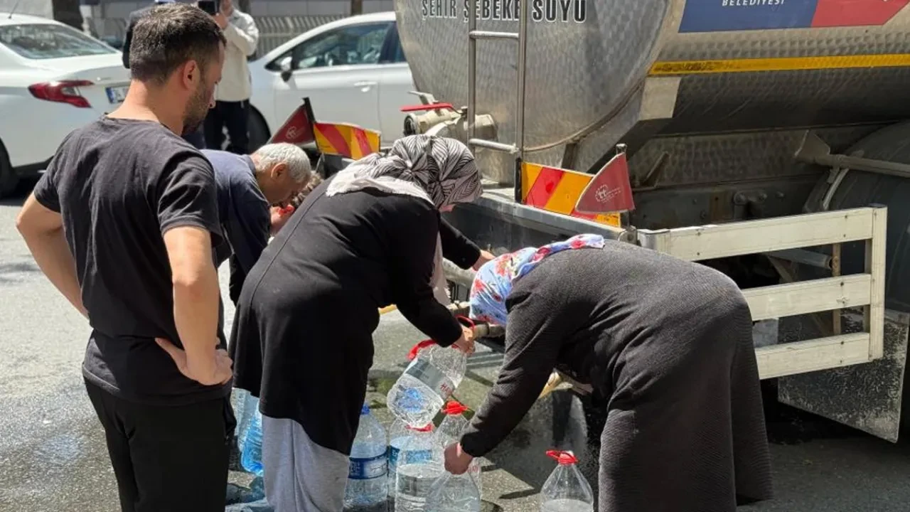 Sarıyer'de yol çöktü, mahalle susuz kaldı! Bidonlu dönem geri geldi