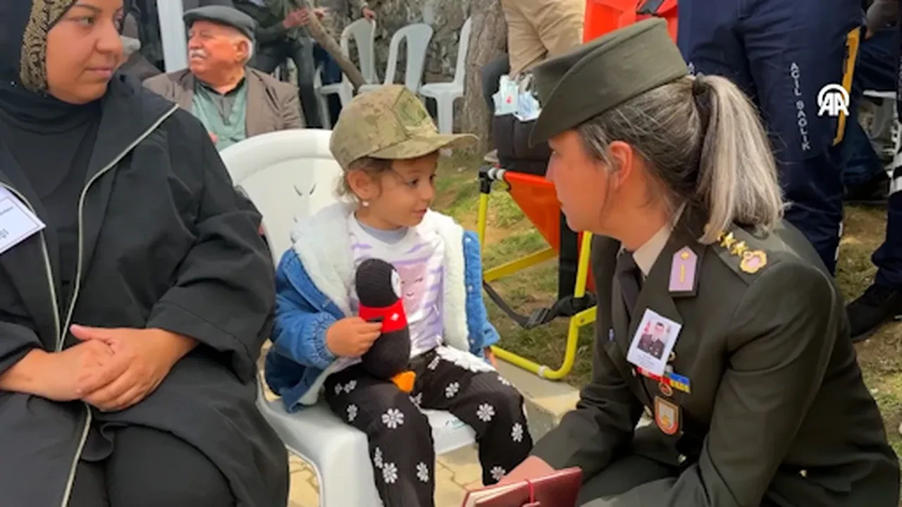 Şehit Önder Özen'in kızı Alya herkesi ağlattı! Kadın komutan ile 'toplu iğne' diyaloğu yürek yaktı