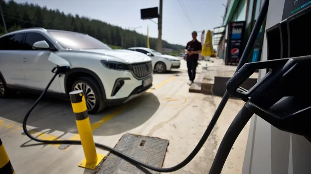 Ünlü otomotiv uzmanı uyardı! Sık yapılan şarj hatası elektrikli araçların ömrünü kısaltıyor
