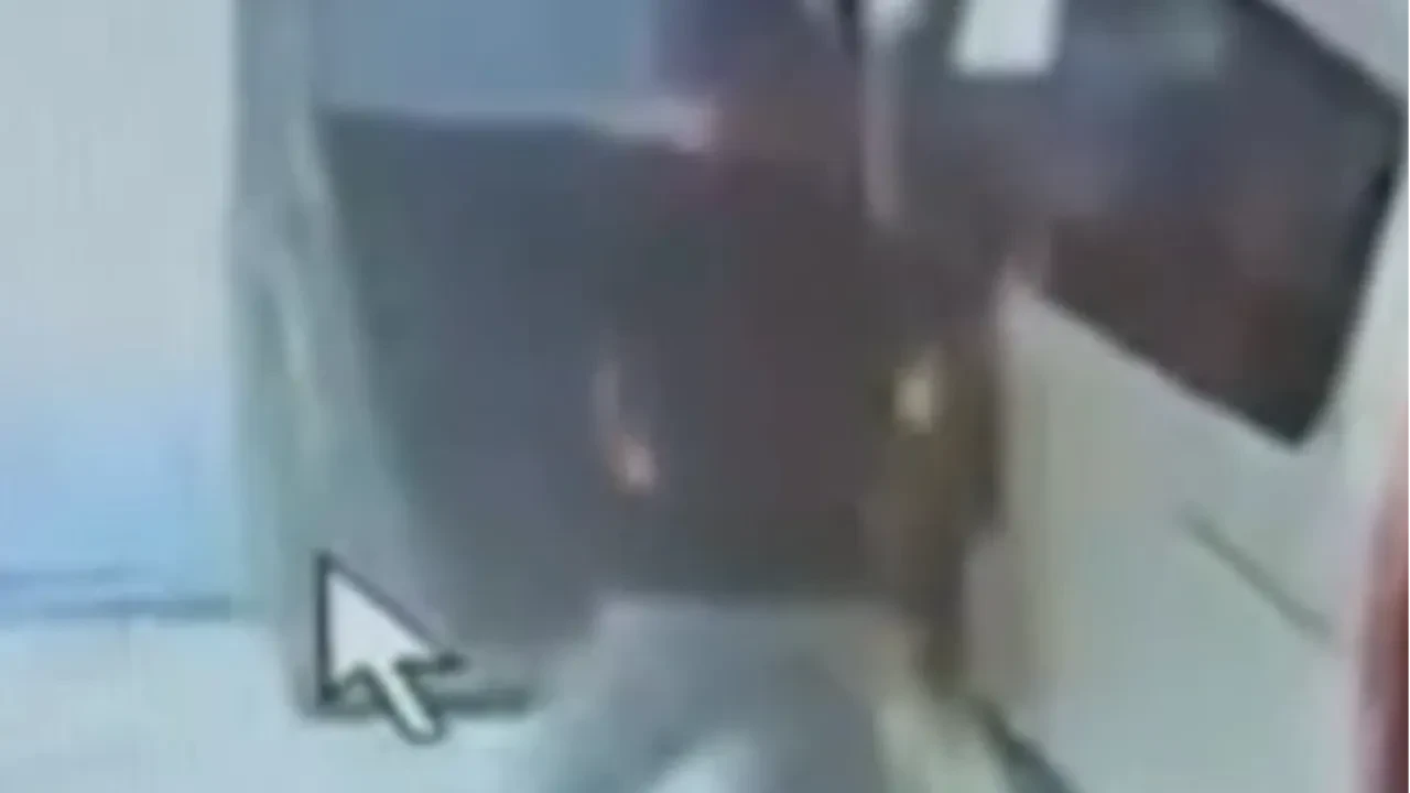 Yıkama sırasında bir anda alev aldı! Çalışan soğukkanlılıkla aracı kurtardı