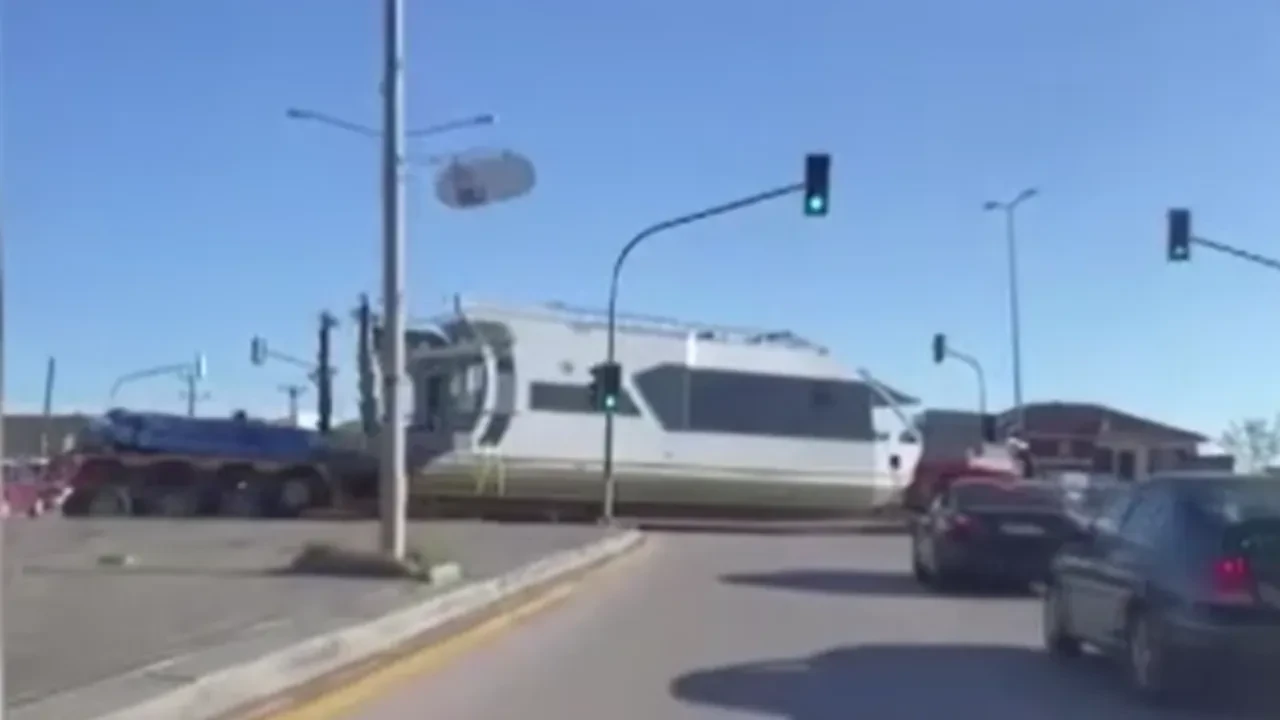 Ankara’da tekne "karadan" yürütüldü! O anlar kamerada