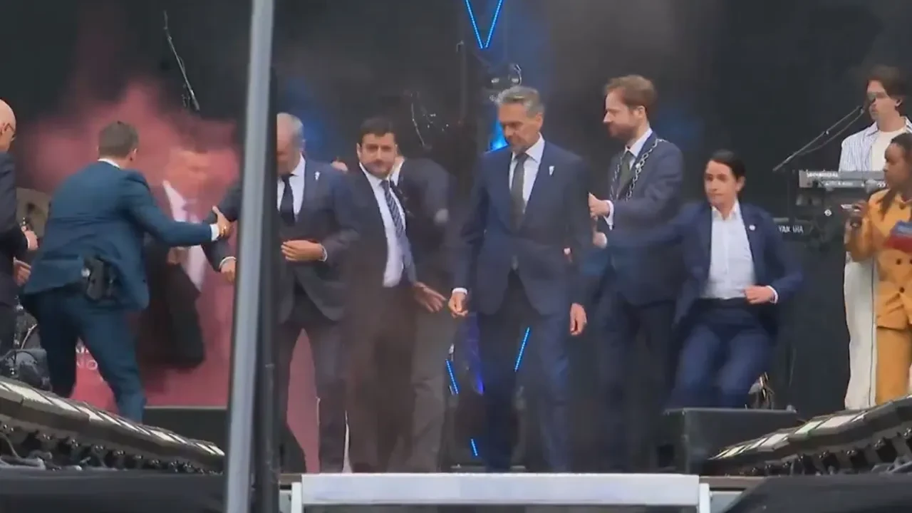 Başbakanlara Gazze protestosu: Sahneye sis bombaları atıldı