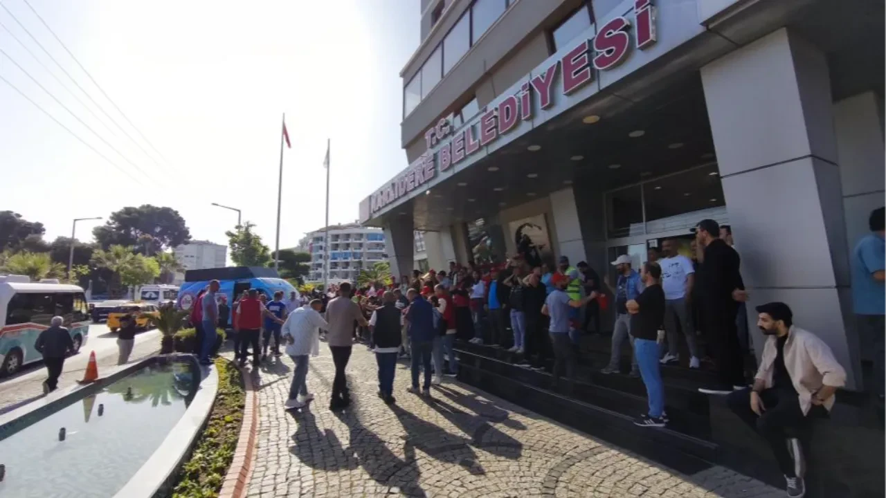 CHP'li belediyede işçiler greve gitti! Yüzlerce işçi destek için toplandı