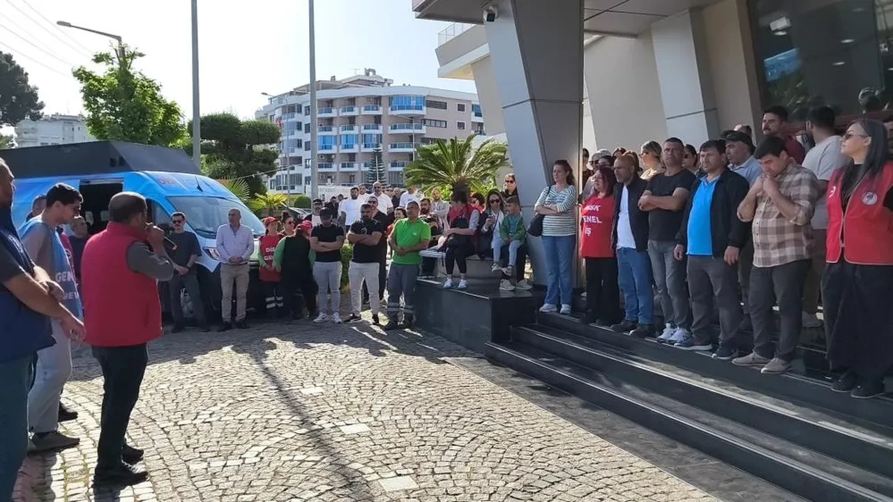 CHP'li belediyede işçiler greve gitti! Yüzlerce işçi destek için toplandı