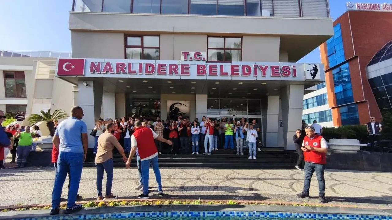 CHP'li belediyede işçiler greve gitti! Yüzlerce işçi destek için toplandı