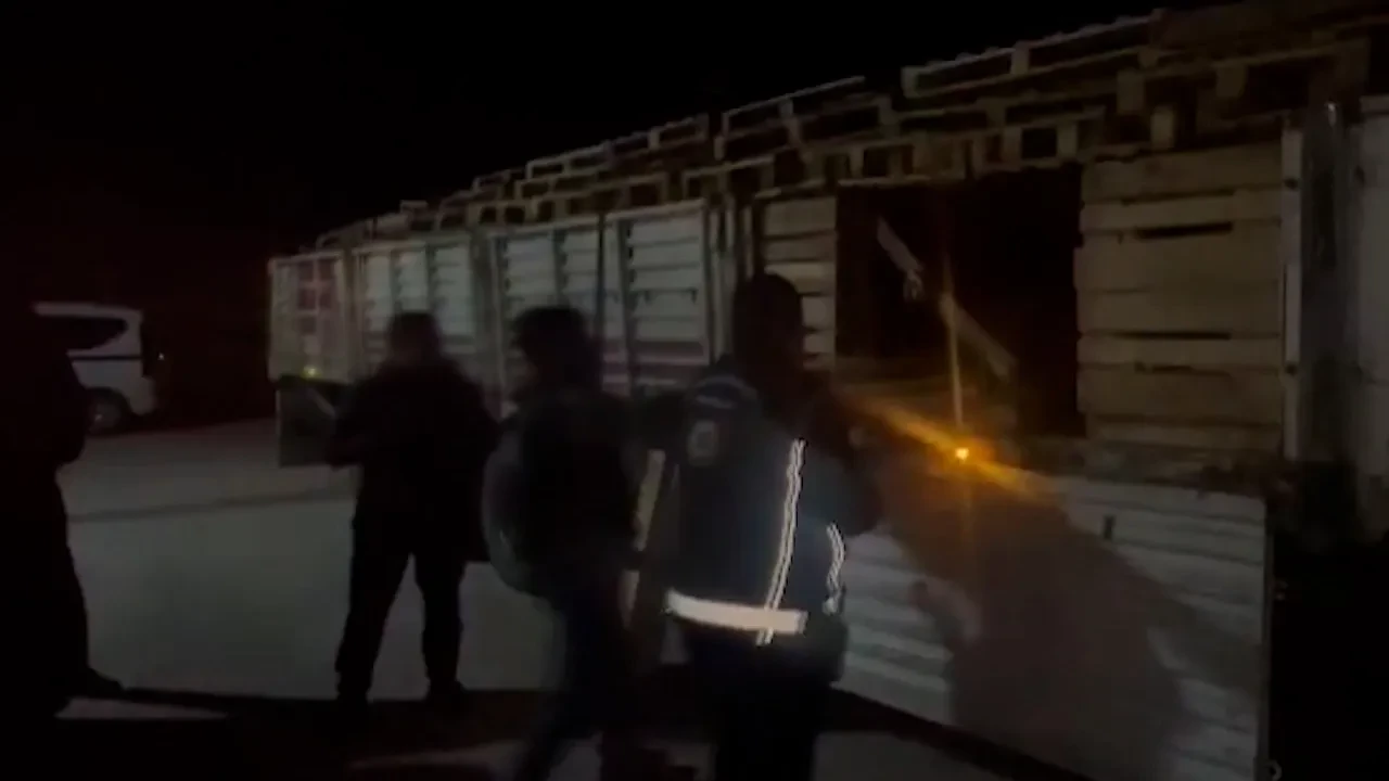 Ekipler bile şaştı kaldı! TIR'daki gizli bölmeden 42 göçmen çıktı