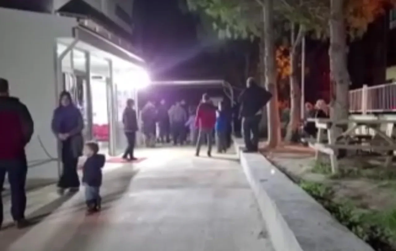 Gelini ne yaptıysa kurtaramadı! Dev bıçaklar paramparça etti