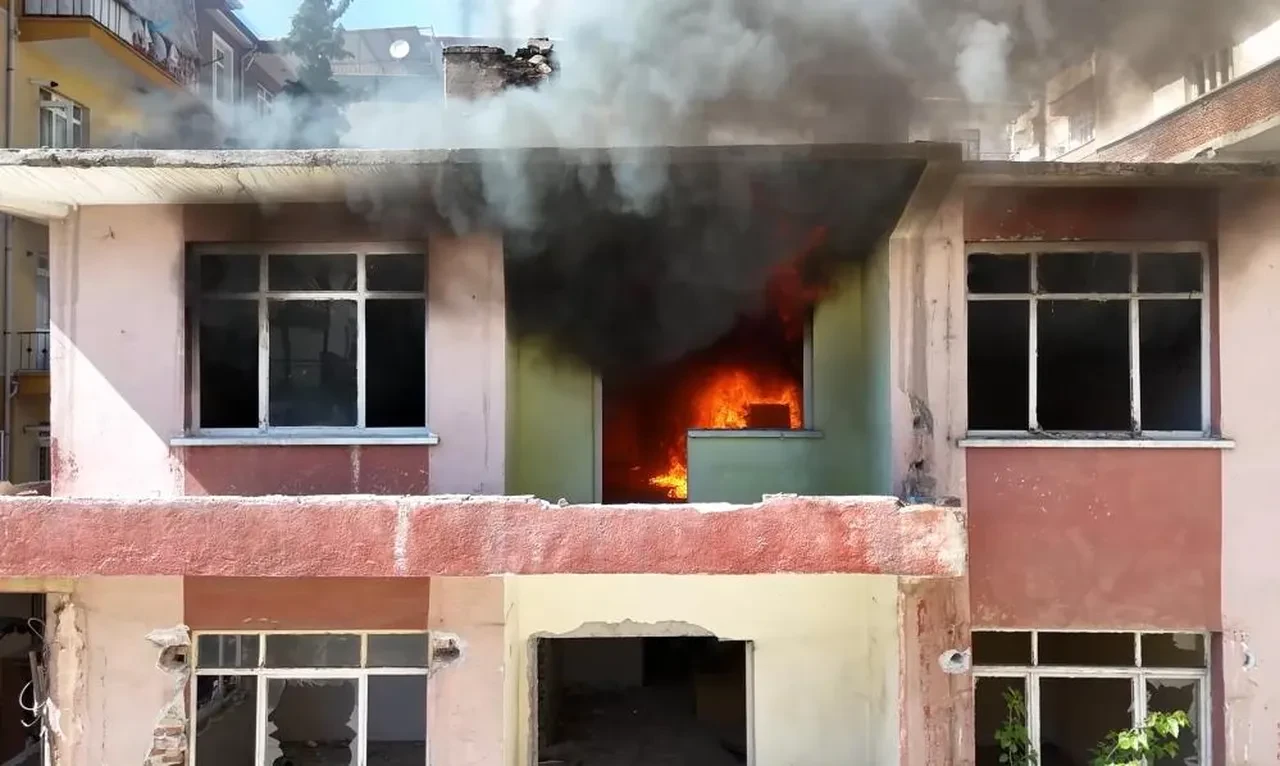 Habersiz tatbikat mahallelinin yüreğini ağzına getirdi: Enkazda çocuk var sandılar