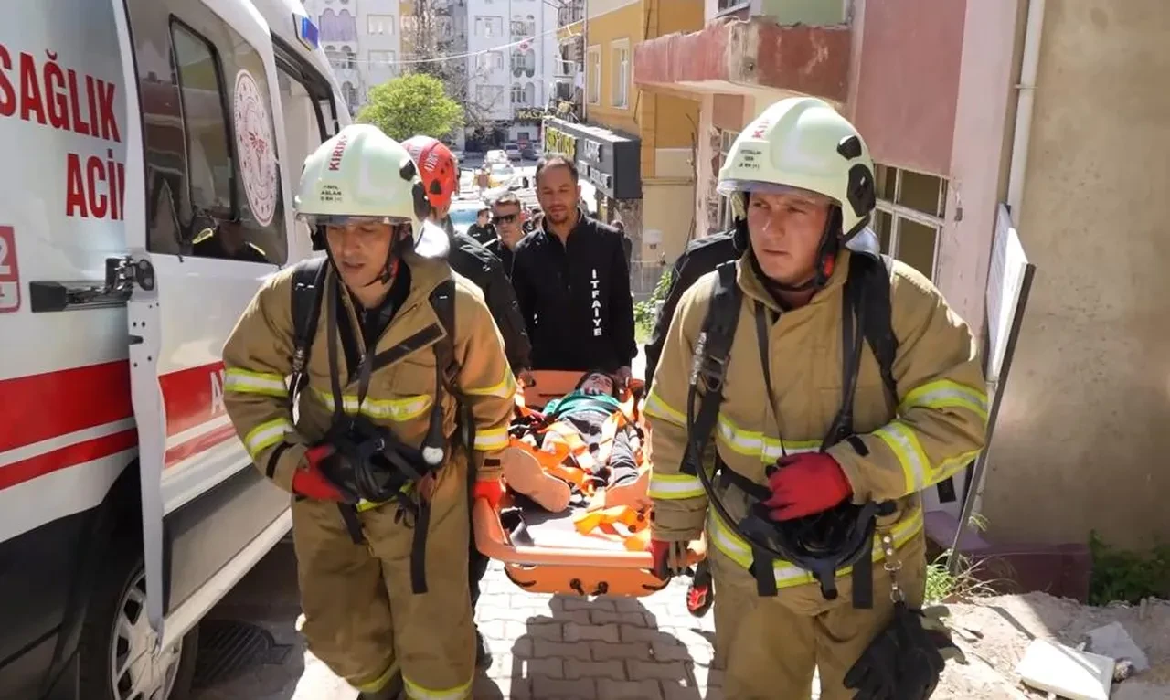 Habersiz tatbikat mahallelinin yüreğini ağzına getirdi: Enkazda çocuk var sandılar