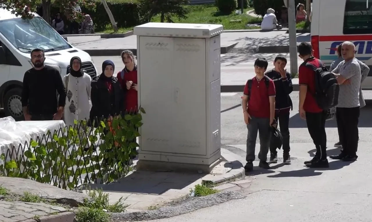 Habersiz tatbikat mahallelinin yüreğini ağzına getirdi: Enkazda çocuk var sandılar