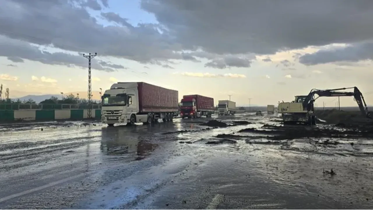 Iğdır'ı sel vurdu: Evleri su bastı, yollar ulaşıma kapandı