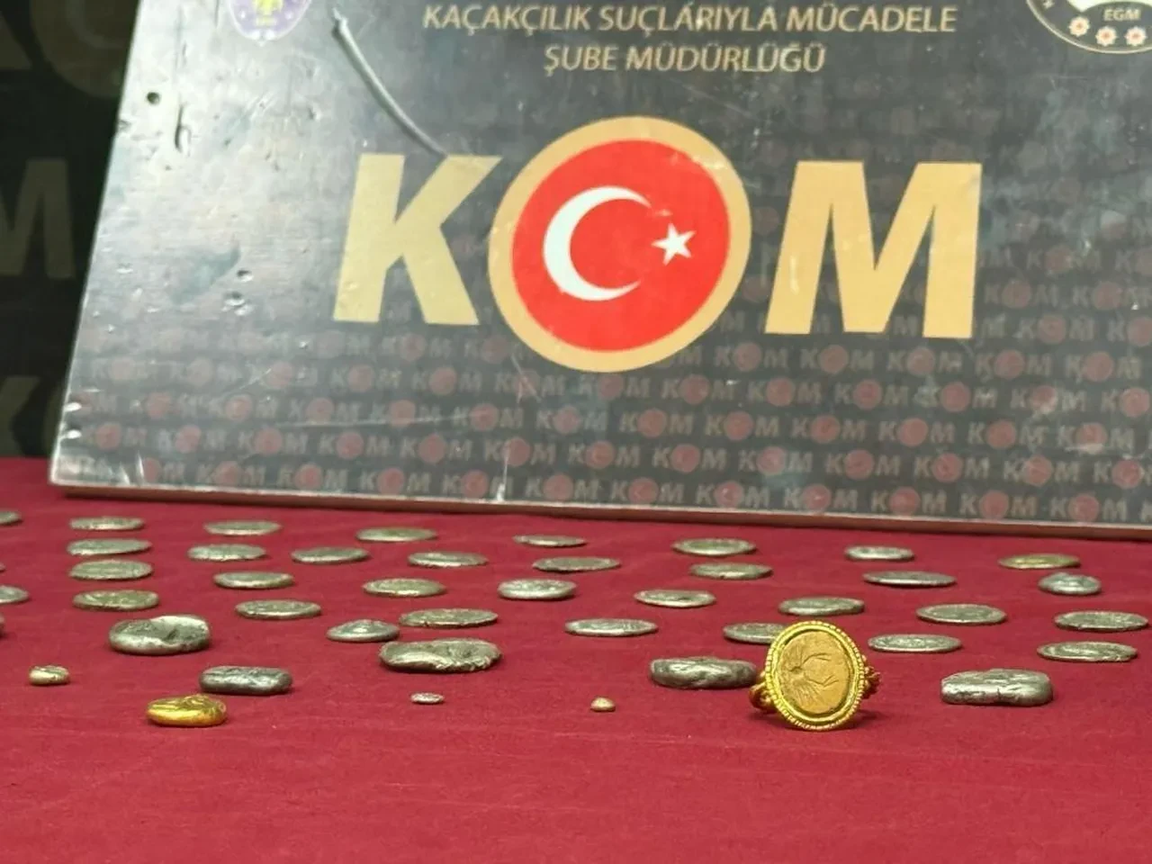 İzmir'de 20 milyonluk 'tarihi' operasyon! Diş macunu tüpüyle yurt dışına kaçıracakken yakalandılar