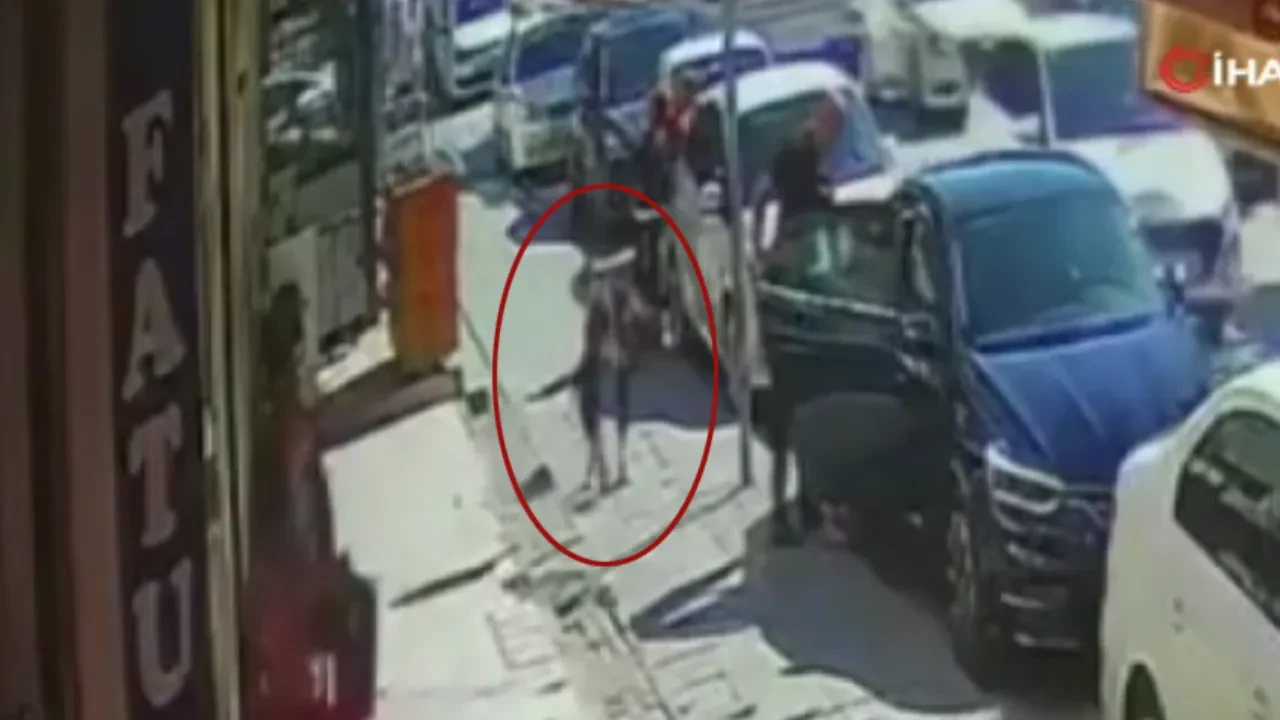 Kameraya saniye saniye yakalandı! Düşen cüzdanı alıp yoluna devam etti!