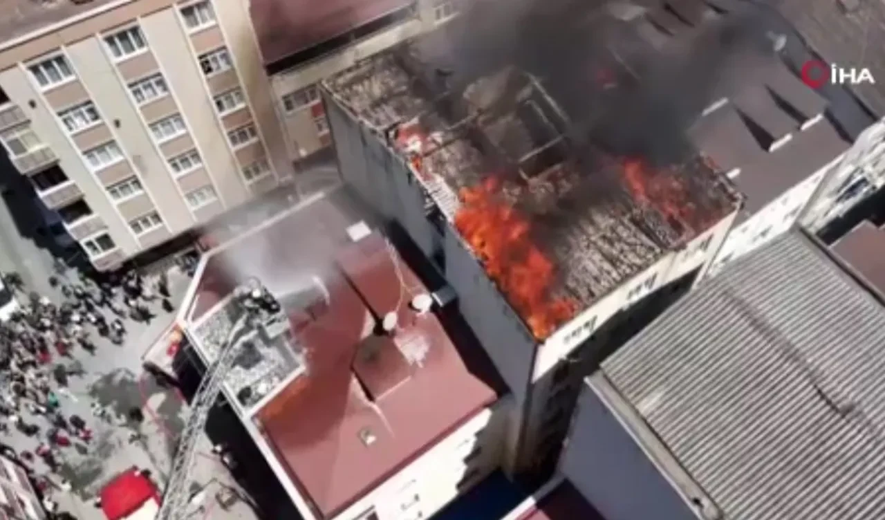 Küçükçekmece'de korku dolu anlar! Binanın çatısı alev alev yandı