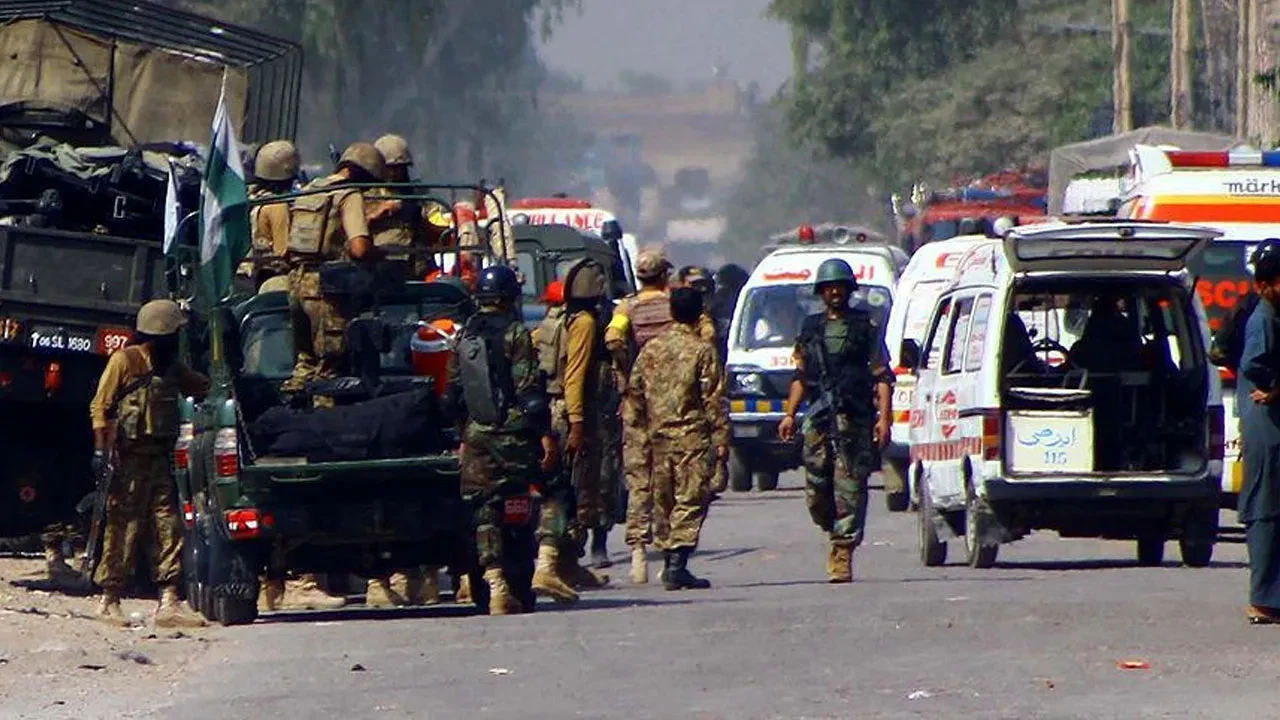 Pakistan'da bombalı saldırı: 7 asker hayatını kaybetti