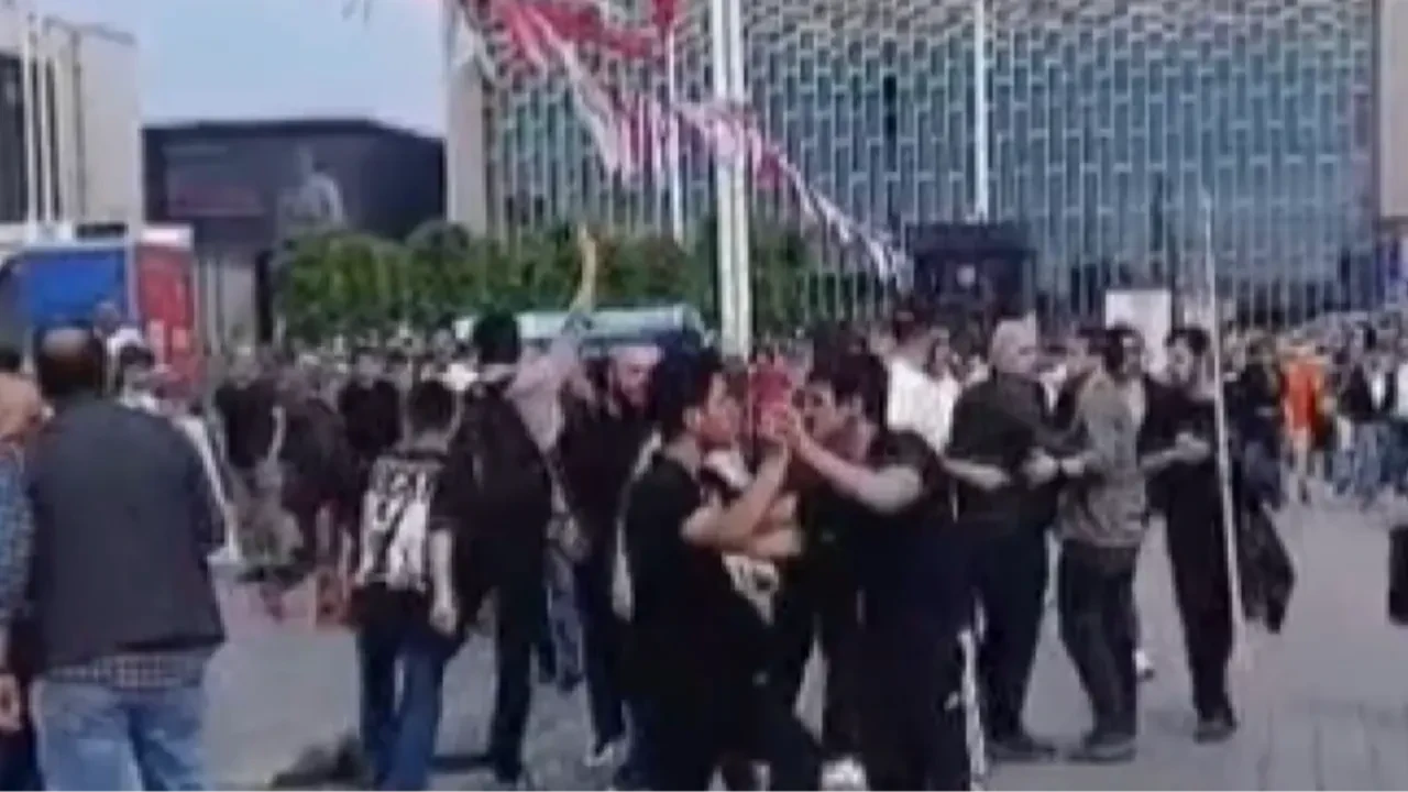 Taksim’de tekme ve yumruklu kavga kamerada