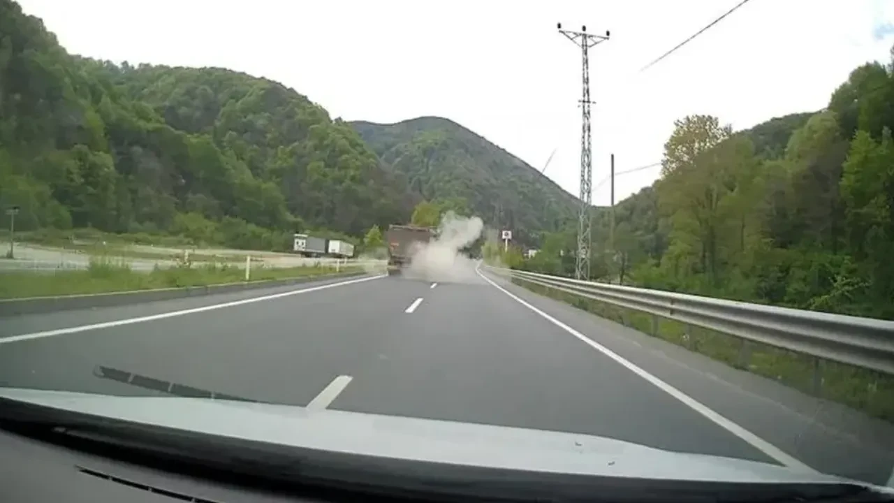 Korku dolu anlar kamerada! Lastik bomba gibi patladı