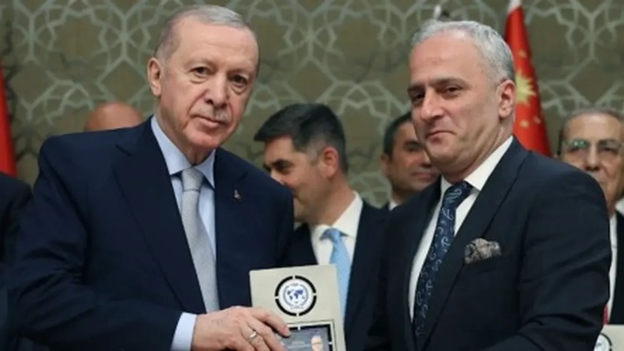 Yılın Köşe Yazarı Yücel Koç! Ödülünü Cumhurbaşkanı Erdoğan verdi