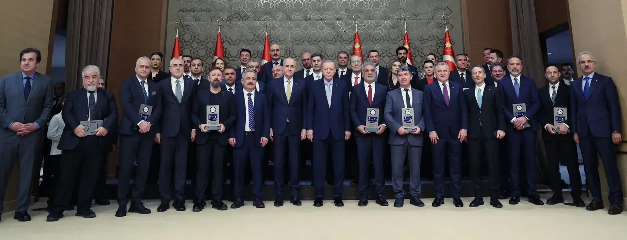 Yılın Köşe Yazarı Yücel Koç! Ödülünü Cumhurbaşkanı Erdoğan verdi