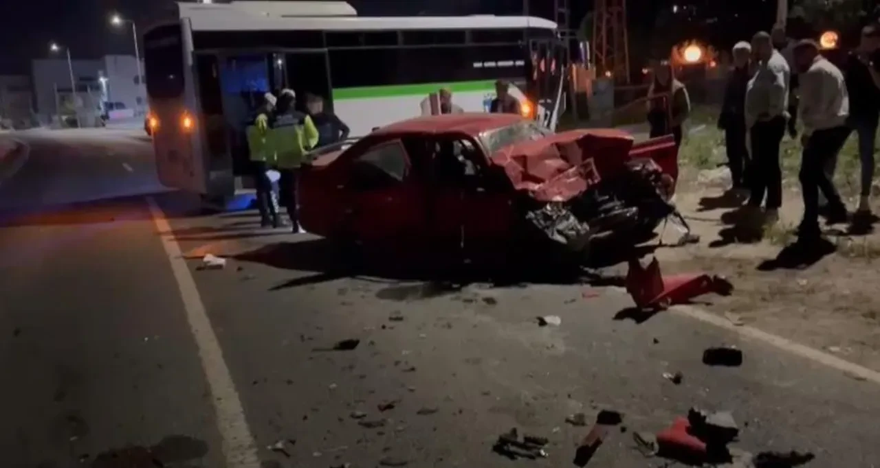 Yolcu minibüsü ile otomobil kafa kafaya çarpıştı! Kaza anı kamerada