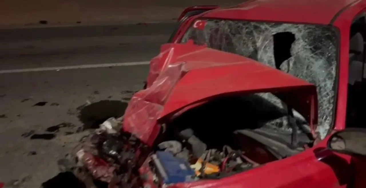 Yolcu minibüsü ile otomobil kafa kafaya çarpıştı! Kaza anı kamerada