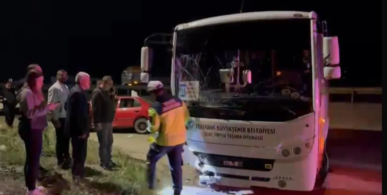 Yolcu minibüsü ile otomobil kafa kafaya çarpıştı! Kaza anı kamerada
