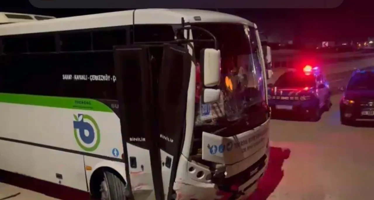 Yolcu minibüsü ile otomobil kafa kafaya çarpıştı! Kaza anı kamerada