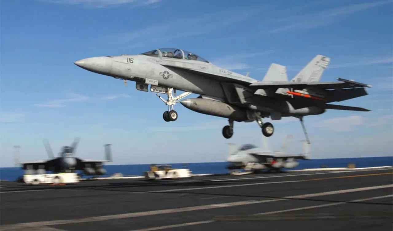 ABD Donanması'nda 10 gün içinde ikinci kaza! Savaş uçağı, Kızıldeniz'e düştü