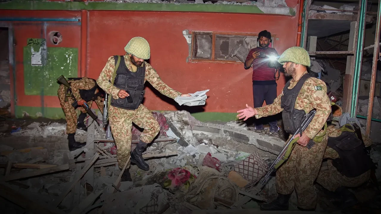 Asya'da savaş başladı! Hindistan, Pakistan'ı vurdu: Ülkelerden peş peşe itidal çağrısı
