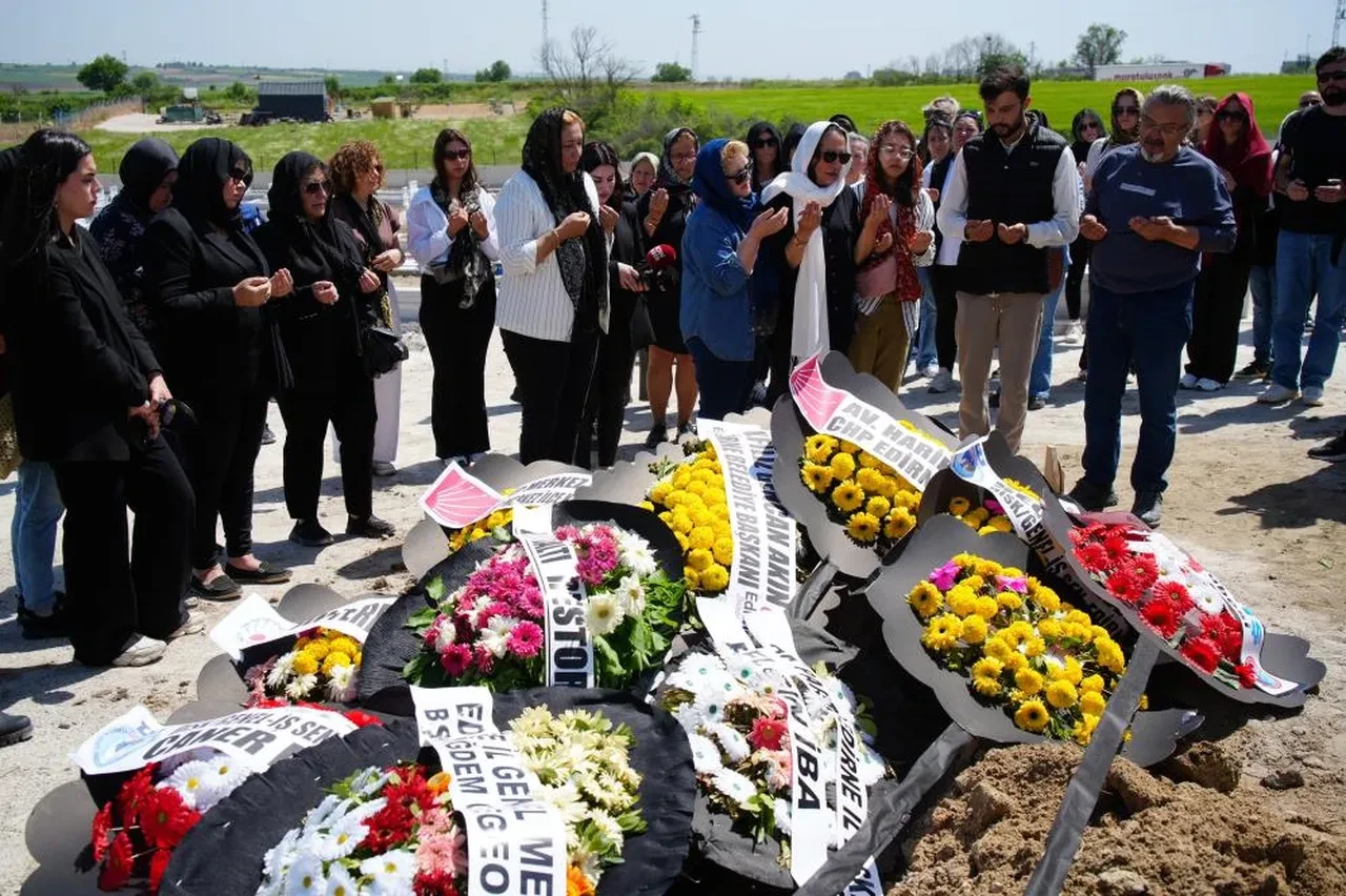 Bahar Aksu son yolculuğuna uğurlandı! Teyzesinden dikkat çeken sözler: Babası zengin olduğu için bırakmadı