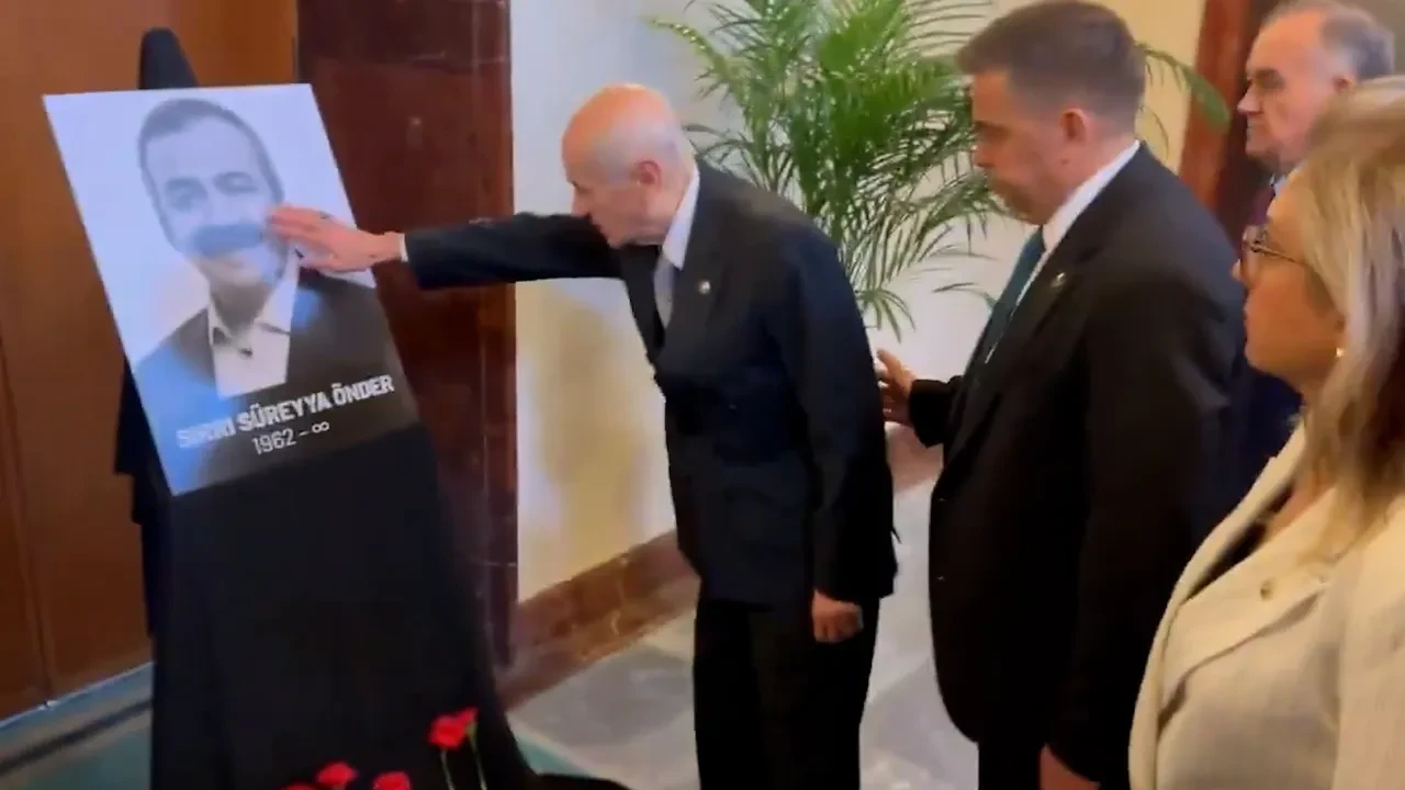 Devlet Bahçeli, Sırrı Süreyya Önder'in fotoğrafına dokunup rahmet diledi! 