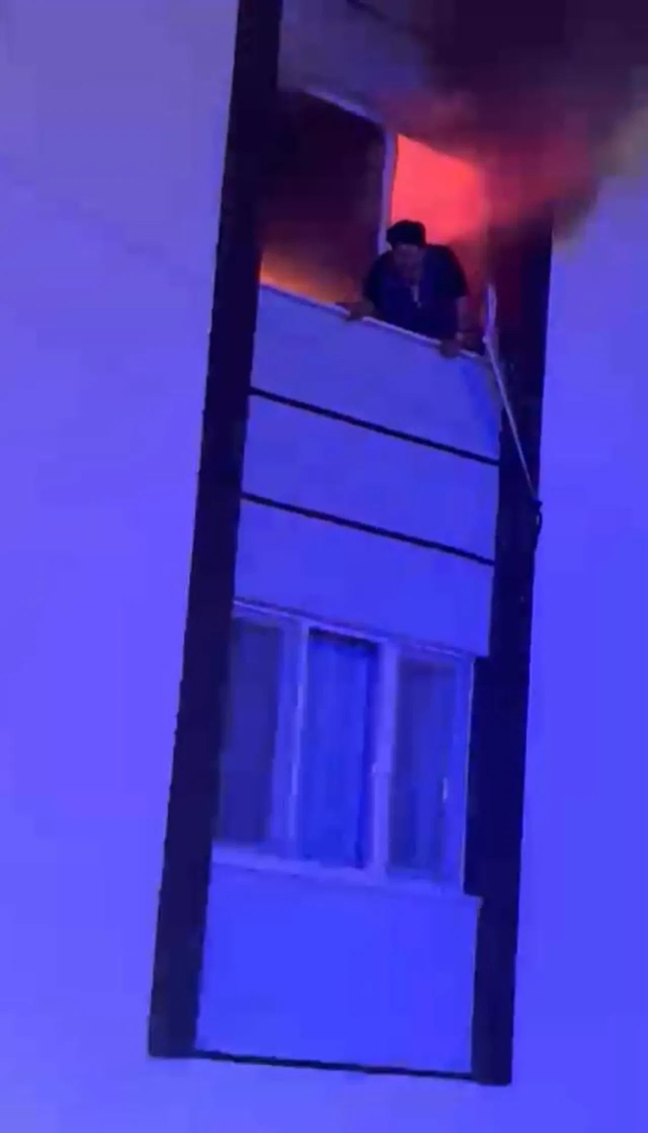 Çöp evde yangın faciası! Alevlerin içinden ölüme böyle atladı