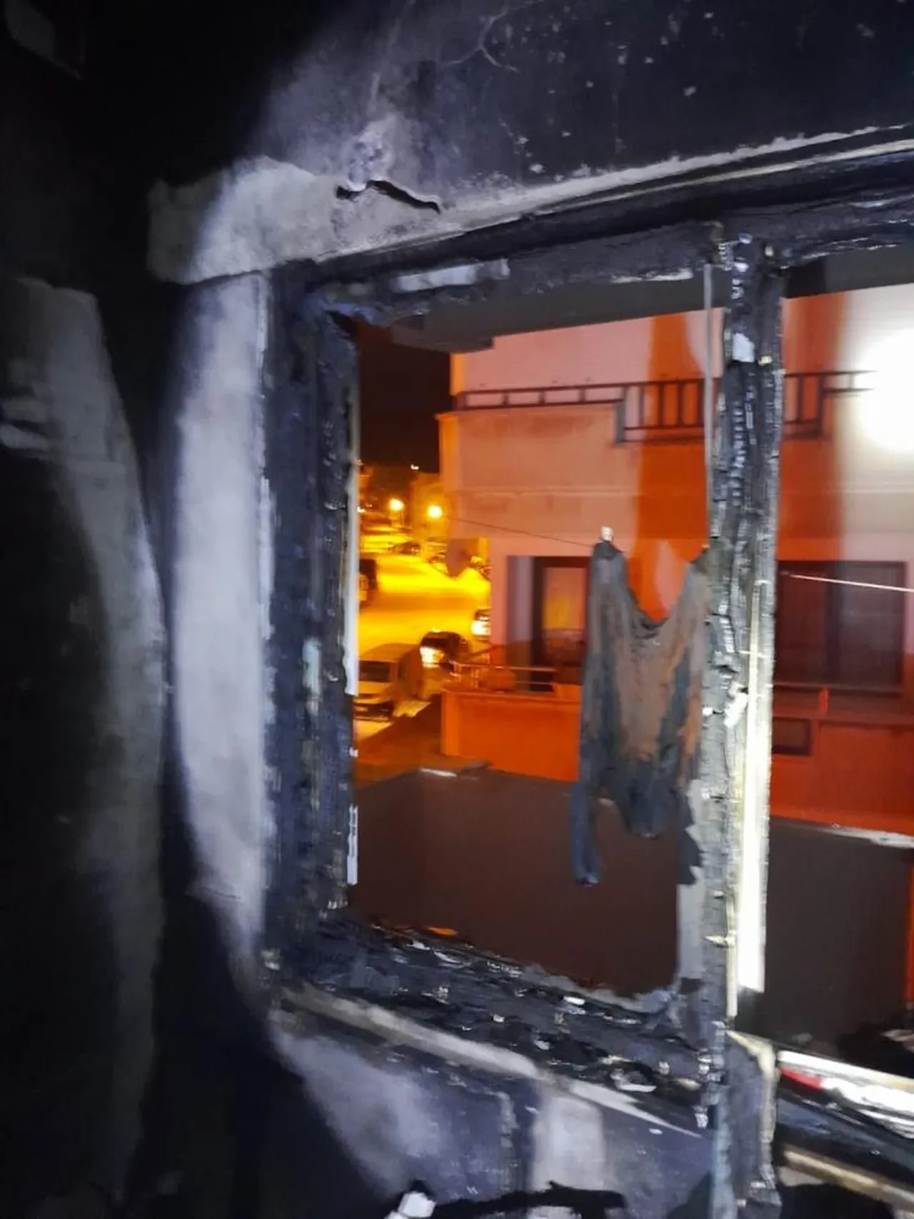 Çöp evde yangın faciası! Alevlerin içinden ölüme böyle atladı