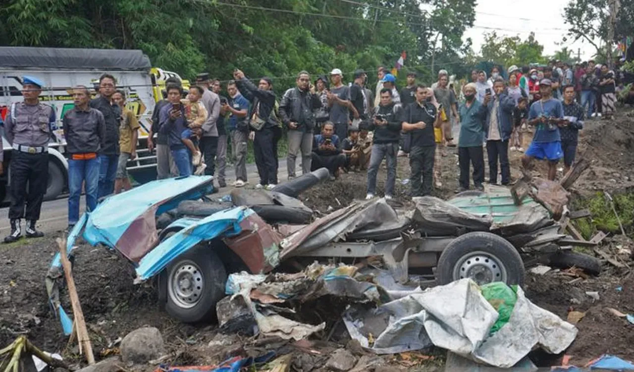 Endonezya'da feci kaza! Kamyon minibüsü biçti: 11 öğretmen hayatını kaybetti