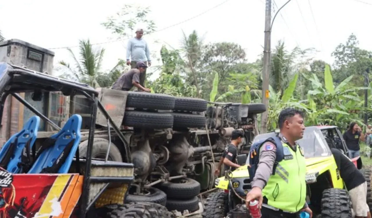 Endonezya'da feci kaza! Kamyon minibüsü biçti: 11 öğretmen hayatını kaybetti
