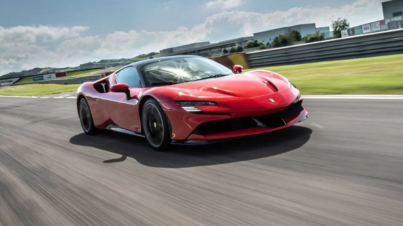 Ferrari’den elektrikli dönüşüm: İlk model için plan belli oldu