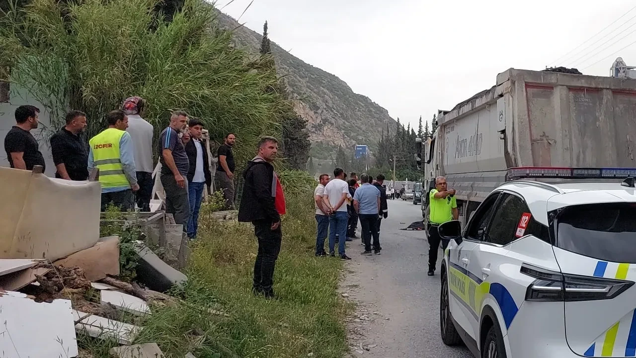 Görev başında feci ölüm: Çöp poşetini alırken çarptı